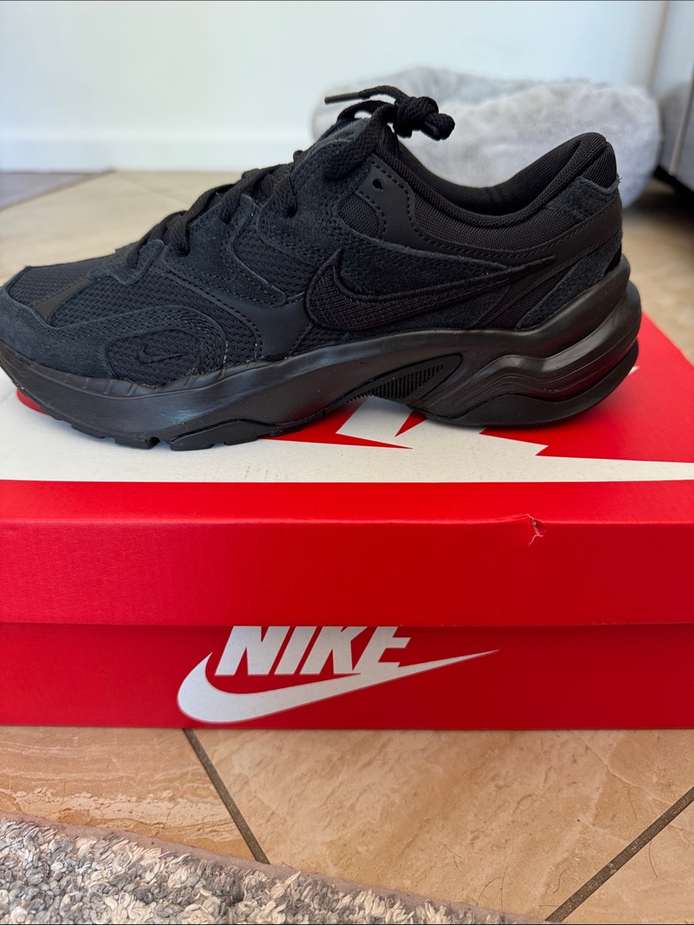 Women 8.5/men 7 Nike Black Mesh and Suede Trainer